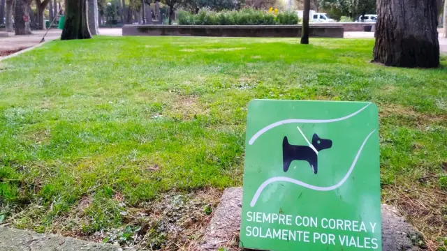 Los perros pueden acceder a los parques en Huesca pero siempre con correa y por los viales.