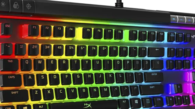 El Alloy Elite 2 de HyperX luce con todos los colores del arcoíris pero sus teclas están en inglés.