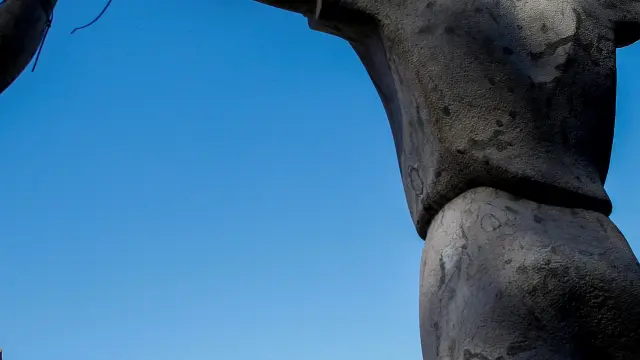 Mutilan los brazos del monumento a la sardana en Barcelona