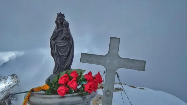David Torrente depositó un ramo de rosas junto a la imagen de la Virgen del Pilar que hay en la cima del Aneto.