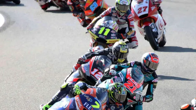 Una de las esiones de entrenamiento de Moto2 celebrada este viernes en el circuito de Motorland