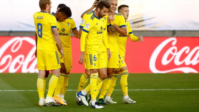 Los jugadores del Cádiz celebran el gol.