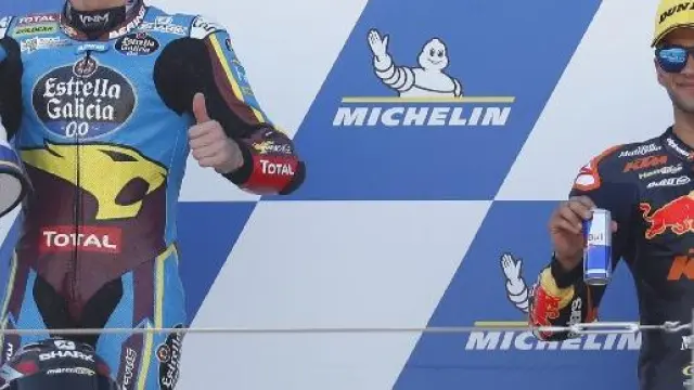 Sam Lowes, ganador de la carrera de Moto2, celebra el éxito en el podio de Motorland.
