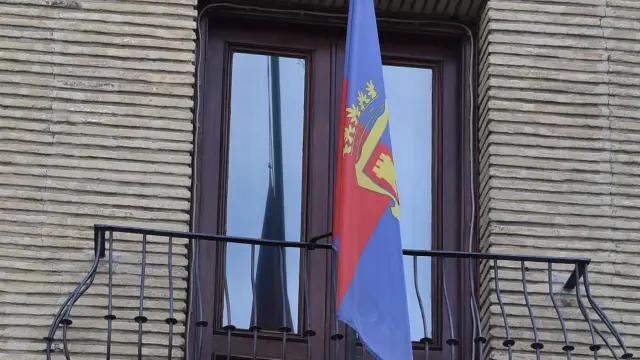 Bandera a medias asta en el Ayuntamiento de Monzón