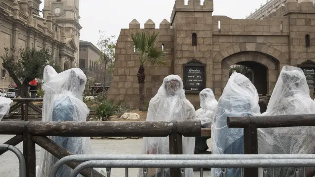 Las figuras del Belén del Pilar, protegidas por plásticos, durante el desmontaje.