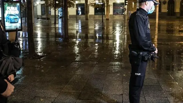 Control policial en el centro de Zaragoza en la primera noche del toque de queda.