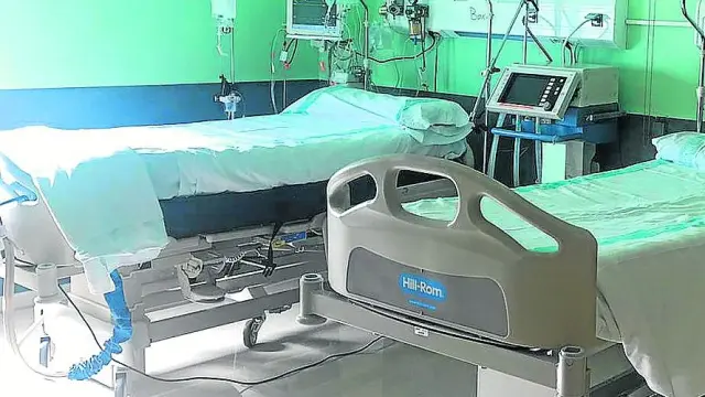 Dos de las camas uci que se han habilitado como refuerzo en la planta de Cirugía del Hospital Nuestra Señora de Gracia de Zaragoza.