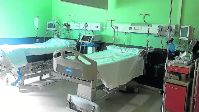 Dos de las camas uci que se han habilitado como refuerzo en la planta de Cirugía del Hospital Nuestra Señora de Gracia de Zaragoza.