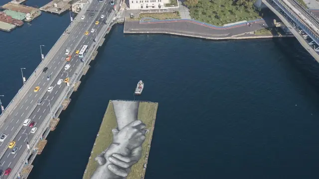 Vista aérea de uno de los grafiti en una plataforma flotante en medio del estrecho del Bósforo que conecta ambos continentes.