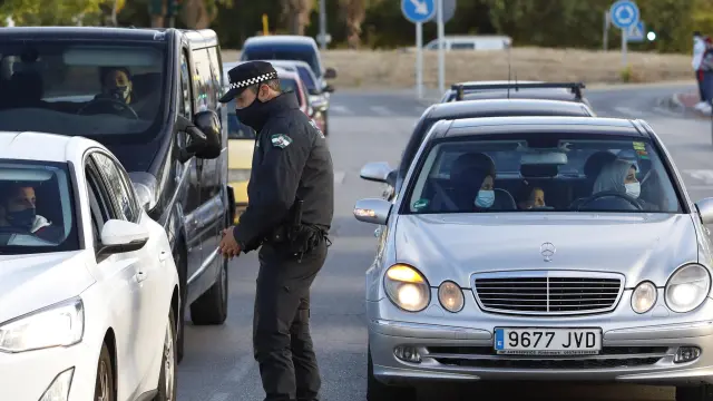 Control policial en una ciudad española para asegurar el cumplimiento de las normas contra la pandemia.