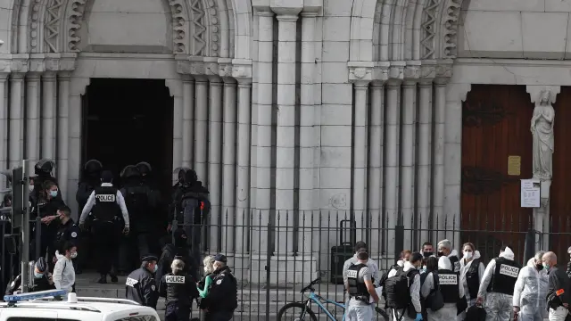 Fuerzas policiales y de seguridad, en la puerta de la iglesia tras el atentado.
