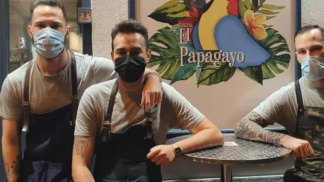 Diego, Guillermo y Jorge Mort, de Taberma El Papagayo