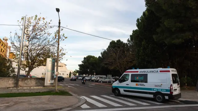 Una ambulancia llega al servicio de Urgencias del hospital Royo Villanova de Zaragoza.