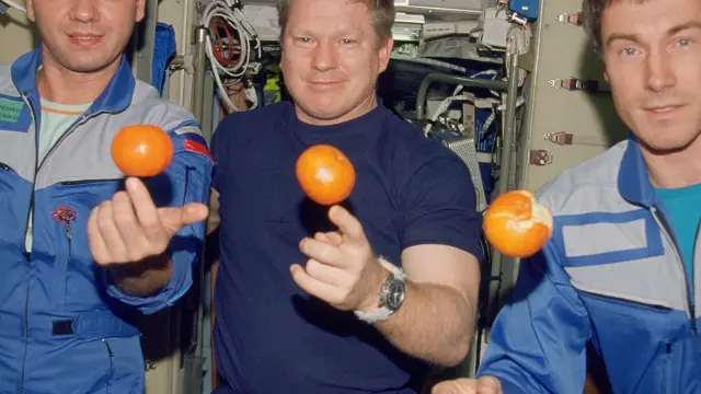 Krikaliov, Shepherd y Guidzenko, integrantes de la primera tripulación de larga estancia en la Estación Espacial Internacional.