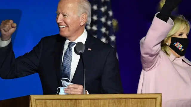 Biden, junto a su esposa, Jill, durante el recuento en Wilmington, Delaware.