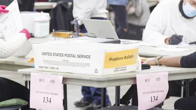 Recuento de votos por correo en un centro de votación de Detroit, Michigan.