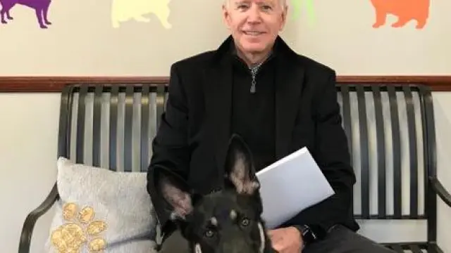 Biden posando con su perro en el refugio donde lo adoptó