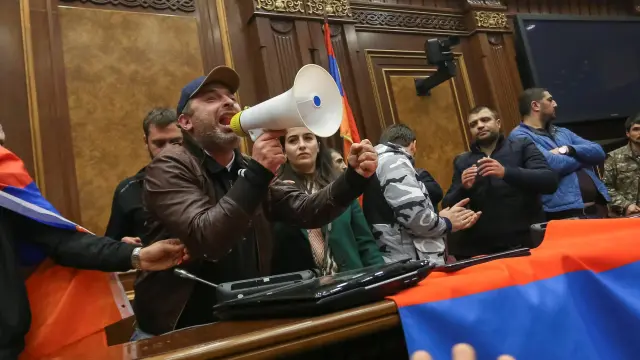 Protestas en el interior del Parlamento de Armenia tras el anuncio del alto el fuego.