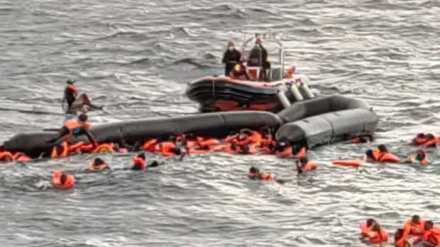 Rescate de migrantes en el Mediterráneo por activistas de la ONG española Open Arms.