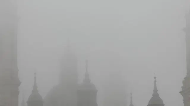 La basílica del Pilar de Zaragoza envuelta en niebla
