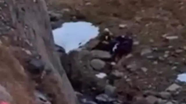 Momento del rescate del montañero accidentado al bajar del ibón de la Gran Facha, en Sallent de Gállego.