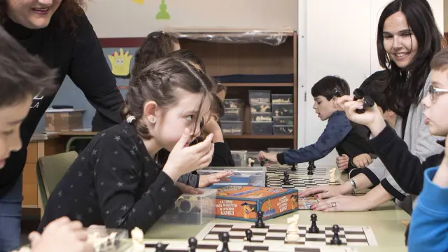 Escolares jugando al ajedrez