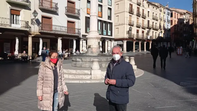 Los concejales Samuel Morón y María Jesús Sanjuan, en la plaza del Torico.