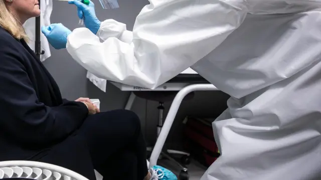 Pilar López Blanco, del Centro Médico Palafox, realiza una prueba PCR este martes.