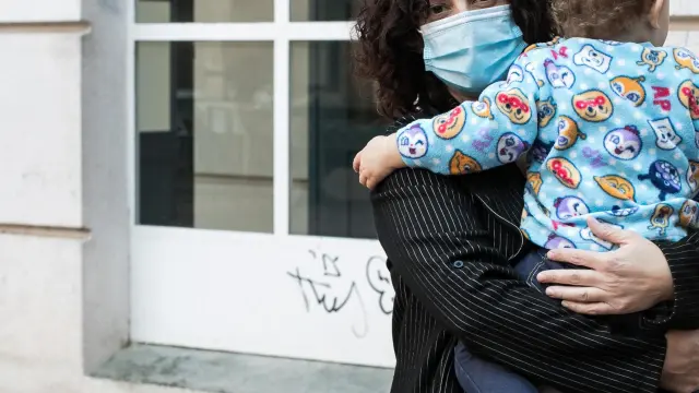 Cristina Vallés y su hijo, madre sola que reclama una prestación por maternidad más amplia.