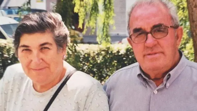 La pareja, con su nieta Mireia, en una imagen familiar de hace 16 años.