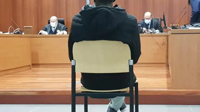 El acusado, sentado este jueves en el banquillo en la Audiencia de Zaragoza.