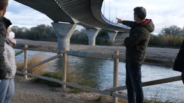 Concejales de Ciudadanos en las localidades de Villafranca de Ebro, La Puebla de Alfindén y Fuentes de Ebro han advertido de la presencia de una gran isla de grava en el río Ebro, a su paso en el puente de la Z-40