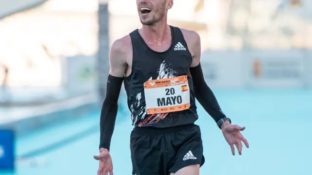 El aragonés Carlos Mayo (Adidas) entra eufórico a la meta tras superarse en el medio maratón de Valencia