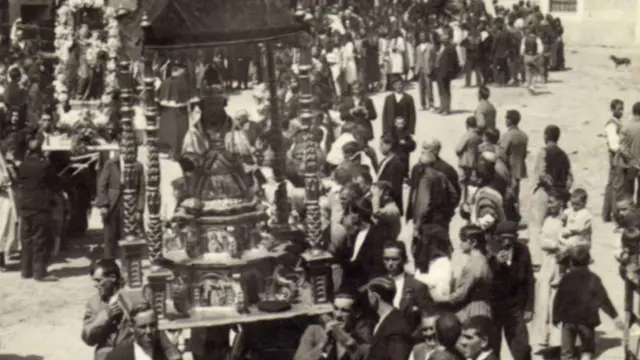 La procesión de San Antonio de 1925, imagen que se ha utilizado para la portada.
