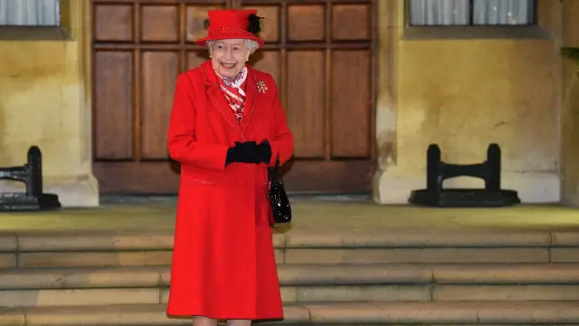 Isabel II, en las escaleras del castillo de Windsor.