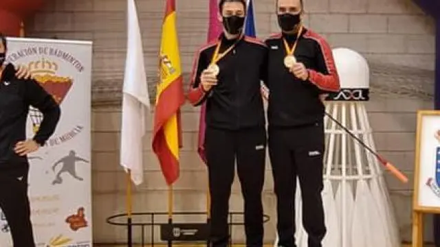 Luis Alberto Morcillo y Álvaro Rangil, en el primer cajón del podio dobles masculino del Nacional sénior de bádminton