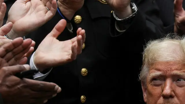Trump recibe aplausos tras firmar una orden ejecutiva en la Casa Blanca, el pasado junio.