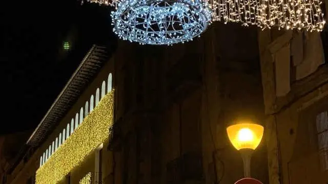 La calle Mayor cuenta con una nueva iluminación con bombillas de LED.