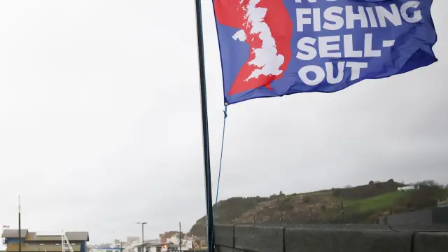 Una bandera sobre las negociaciones en el pueblo pesquero británico de Hastings.
