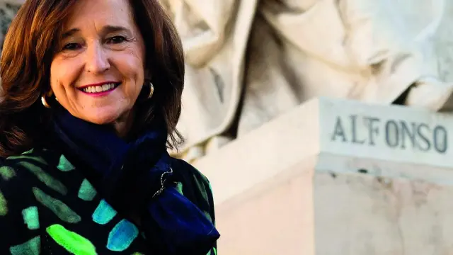 Ana Santos posa sonriente frente a la fachada de la Biblioteca Nacional, de la que es directora