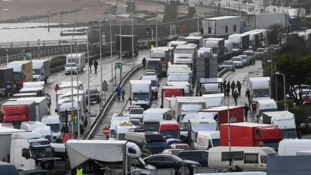 Decenas de camiones se agolpan a la entrada del puerto de Dover tras la reapertura de la frontera.