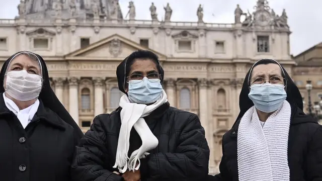 Tres monjas, esta mañana, en una plaza de San Pedro este año vacía a causa de la pandemia.