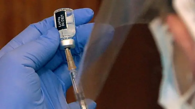 Una anciana recibe en Guadalajara la primera vacuna contra la covid en España