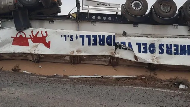 El vuelco de un camión entre Peralta y Berbegal, tercer accidente en la misma curva en tres meses
