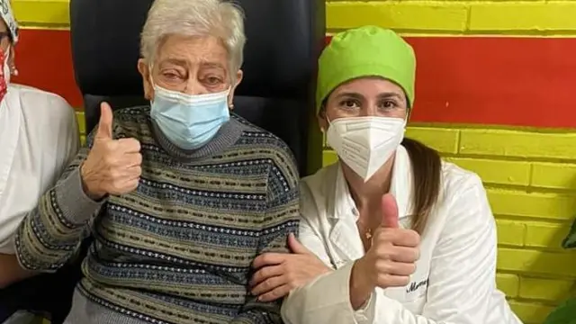 Lidia Navarro (en el centro), primera vacunada en Huesca, junto a Mamen Pueyo (directora de la residencia, a la derecha) y Ana Monclús (directora de enfermería).