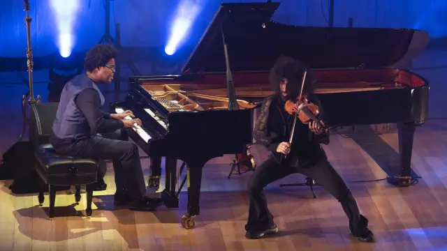 El pianista Iván ‘Melon’ Lewis y Ara Malikian, en el primero de los dos recitales que han dado este miércoles.