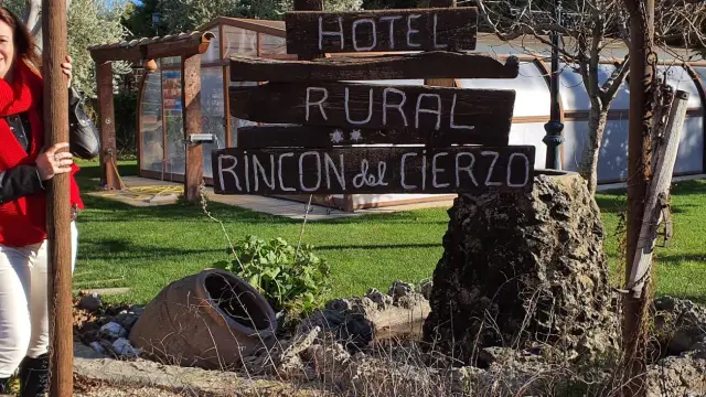Olga Sauras regente el hotel rural Rincón del Cierzo en Lécera.