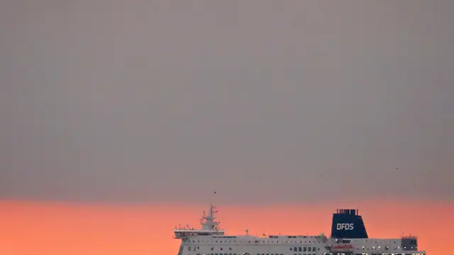 Un transbordador cruza el Canal de la Mancha.