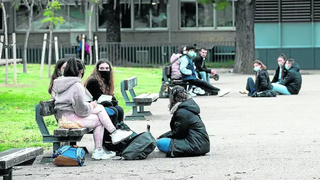 Alumnos en el campus San Francisco de la Universidad de Zaragoza.