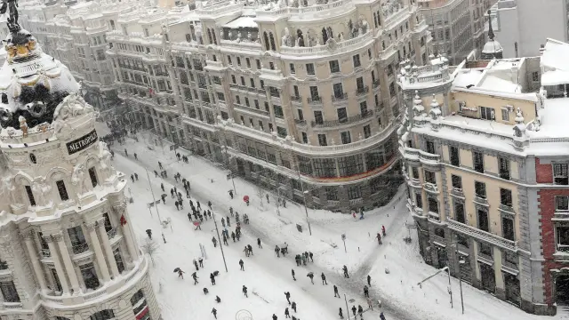 El centro de Madrid cubierto de nieve, este sábado.